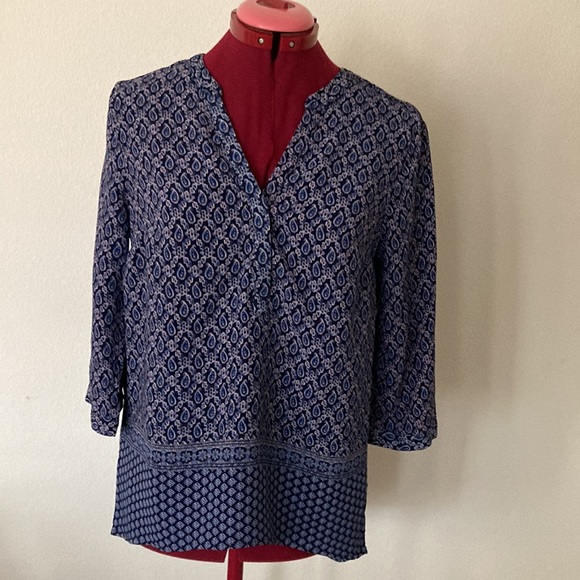 Old Navy Size XS blue & cream paisley printed blouse Made in India. 100% Viscose - Picture 8 of 12